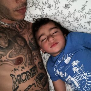 Sfera Ebbasta Instagram - Sei l’amore più puro che esiste, la mia persona preferita sul pianeta, il mio piccolo Re🤴🏻 tanti auguri Gabry 🩵🎂♾️  2