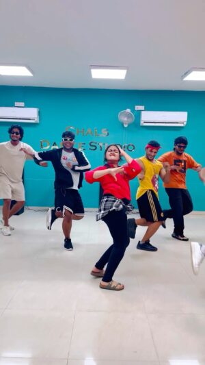 Shaalin Zoya Instagram - Evergreen? 
Say no more 😎
#vijay #simran #Dance #chalsdancestudio #song