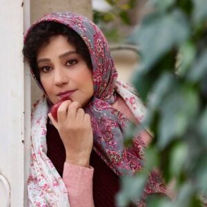 Shabnam Moghadami Instagram - .
اکران ِ #جدایی_قنبر_از_صنم 
(#خجالت_نکش۲ ) همچنان ادامه دارد.
خوشحالیم که دوست‌مان داشتید و دارید.خوشحالیم که بی‌کلک بازی و حقه‌های عجیب تبلیغاتی و صرفاً با اتکا به خودمان و فیلم‌مان به فروش قابل قبولی رسیده‌ایم و این چیزی نیست جز لطف و حمایت شما.
سپاسگزار ِمهر و پشتیبانی‌تان هستیم.🌺

این آلبوم کوچک از عکس‌های فیلم،تقدیم ِ نگاه ِ شما.
.
ز حق توفیق ِ خدمت خواستم دل گفت پنهانی
چه توفیقی از این بهتر، که خلقی را بخندانی…

امیدواریم توانسته باشیم گل لبخندی گوشه‌ی لب‌هاتان بنشانیم.
_عکس اول،صنم خانم جوان در انتظار آقا قنبر.
_عکس دوم،دوران شیرین نامزدی آقا قنبر و صنم خانم.که هر دو از عشق هم سر از پا نمی‌شناختند.
_عکس سوم،صنم خانم میان‌سال،در فکر ِ خراب‌کاری‌های آقا قنبر .
_عکس چهارم،آقا قنبر و صنم خانم ِ کهنسال! در یک روز ِ آشتی و خوش‌خوشان!
.
همه‌ی عکس‌ها را،حسین حاج بابایی عزیز برداشته از ما.و  چهره‌پردازی هنر ِ محمود  دهقانی عزیز است.
شعر از شاعر طنزپرداز،مرحوم محمد خرمشاهی.
و به یاد استاد منوچهر نوذری که در برنامه‌ای قدیمی با نام «صبح ِ جمعه با شما»،که در دهه‌ی شصت از رادیو ایران پخش می‌شد و‌مخاطب ِ بسیار داشت،این بیت را هر هفته ابتدای برنامه می‌خواندند.یادشان گرامی.

#خجالت_نكش٢ 
#اكران 
#سينماي_ايران 
#فیلم_کمدی 
#فیلم_خوب
#منوچهر_نوذری 

@ahmadmehranfar 
@reza_magsoudi 
@amirparvinhosseini 
@hoseinhajibabaei
@mahmouddehghani