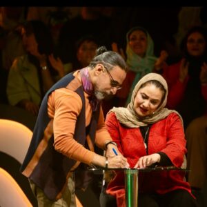 Shabnam Moghadami Instagram - .
.
چشم بر هم زدیم و ۱۵ برنامه گذشت.
فصل دوم ِ صداتوی عزیز تمام‌شد.
صداتو و ما، تمام ِ تلاش‌مان را کرده‌ایم تا به شمای ِ بیننده که دل به دل ِ ما داده‌اید،ما را دوست داشته‌اید و به ما اعتماد کرده‌اید،حسب ِ وظیفه و با تمام ِ دل‌مان،احترام بگذاریم،با شما صادق باشیم و همه‌ی توان‌مان را به کار بگیریم تا درخور ِ تماشا و توجه شما باشیم.
سپاس از شما و مهرتان که همراه ِ همیشه‌ی ما و صداتو هستید.
.
یک «پرتوان باشید»و یک «خسته نباشید» ِ بلند بالا،به اعضای خانواده‌ی بزرگ ِ صداتو،چه آن‌ها که مقابل دوربین و روی صحنه بودند و پیش ِ چشم شما،چه آن‌ها که پشت ِ صحنه بودند و شما نمی‌دیدشان.
همه‌ی آن‌ها که ماه‌ها تلاش کردند تا به چشم شما بیاییم.
.
من و دوستانم در صداتوی عزیز،گاه با تب و بیماری،گاه با صدایی گرفته و حنجره‌ای خسته…گاه با اندوه و دل‌گرفتگی…گاه با مشکلاتی که روح و روان‌مان را می‌چلاند.تلاش کردیم بهترین ِ خودمان باشیم.تلاش کردیم همه‌ی خستگی‌ها و غم‌ها و گرفتاری‌های شخصی و اجتماعی را پشت ِ در استودیوی ِضبط بگذاریم و با دلی روشن و حواسی جمع و صورتی پُر از لبخند کنار شما و برنامه باشیم…بخندیم و بخوانیم و شما را به لبخند و موسیقی و ترانه دعوت کنیم.
دوست جان‌ها،خواهر‌جان‌ها و برادر‌جان‌ها…
دوست‌تان دارم و آرزویم درخشش‌همیشگی‌ ِ شماست.
.
این چند‌قاب،عکس‌هایی که عکاس ِ برنامه،مجید ریاحی عزیز ،حین ضبط، از ما برداشته‌اند.تقدیم به نگاه شما.با سپاس از ایشان.
.
نکته :از تک‌تک ِ نوازندگان حرفه‌ای و درجه‌یک ِ برنامه و رهبر ارکستر،امیرعلی هدایت زاده‌ عزیز، بسیار ممنونم.
.
نکته‌ی دوم: عزیزانم،باور بفرمایید برای شرکت در فصل سوم برنامه،هیچ راهی…هیچ راهی به جز ثبت نام از طریق سایت ِ صداتو وجود ندارد!
.
#صداتو
#حامد_جوادزاده 
#محسن_کیایی
#محسن_شریفیان
#محمد_بحرانی 
#امیر_مهدی_ژوله 
#ریحانه_سعیدیان 
#فاطمه_باقری 
#مجید_ریاحی
#گیم_شو_صداتو 
#امیر_علی_هدایت_زاده 
#نوید_فرح_مرزی
#مریم_یاستی
#محمد_اردلانى 
.
@sedatotvshow 
@hamedjavadzade
@mohsen_kiaee 
@mohsen_sharifian 
@reyhansaedeyan 
@faatemebagheri 
@majidriyahiphotography 
@navidfarahmarzi.art 
@m_ardalani 
@filimocom
@maryam_yasti
@amirali.hedayatzadeh