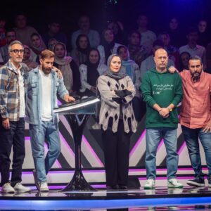 Shabnam Moghadami Instagram - .
.
چشم بر هم زدیم و ۱۵ برنامه گذشت.
فصل دوم ِ صداتوی عزیز تمام‌شد.
صداتو و ما، تمام ِ تلاش‌مان را کرده‌ایم تا به شمای ِ بیننده که دل به دل ِ ما داده‌اید،ما را دوست داشته‌اید و به ما اعتماد کرده‌اید،حسب ِ وظیفه و با تمام ِ دل‌مان،احترام بگذاریم،با شما صادق باشیم و همه‌ی توان‌مان را به کار بگیریم تا درخور ِ تماشا و توجه شما باشیم.
سپاس از شما و مهرتان که همراه ِ همیشه‌ی ما و صداتو هستید.
.
یک «پرتوان باشید»و یک «خسته نباشید» ِ بلند بالا،به اعضای خانواده‌ی بزرگ ِ صداتو،چه آن‌ها که مقابل دوربین و روی صحنه بودند و پیش ِ چشم شما،چه آن‌ها که پشت ِ صحنه بودند و شما نمی‌دیدشان.
همه‌ی آن‌ها که ماه‌ها تلاش کردند تا به چشم شما بیاییم.
.
من و دوستانم در صداتوی عزیز،گاه با تب و بیماری،گاه با صدایی گرفته و حنجره‌ای خسته…گاه با اندوه و دل‌گرفتگی…گاه با مشکلاتی که روح و روان‌مان را می‌چلاند.تلاش کردیم بهترین ِ خودمان باشیم.تلاش کردیم همه‌ی خستگی‌ها و غم‌ها و گرفتاری‌های شخصی و اجتماعی را پشت ِ در استودیوی ِضبط بگذاریم و با دلی روشن و حواسی جمع و صورتی پُر از لبخند کنار شما و برنامه باشیم…بخندیم و بخوانیم و شما را به لبخند و موسیقی و ترانه دعوت کنیم.
دوست جان‌ها،خواهر‌جان‌ها و برادر‌جان‌ها…
دوست‌تان دارم و آرزویم درخشش‌همیشگی‌ ِ شماست.
.
این چند‌قاب،عکس‌هایی که عکاس ِ برنامه،مجید ریاحی عزیز ،حین ضبط، از ما برداشته‌اند.تقدیم به نگاه شما.با سپاس از ایشان.
.
نکته :از تک‌تک ِ نوازندگان حرفه‌ای و درجه‌یک ِ برنامه و رهبر ارکستر،امیرعلی هدایت زاده‌ عزیز، بسیار ممنونم.
.
نکته‌ی دوم: عزیزانم،باور بفرمایید برای شرکت در فصل سوم برنامه،هیچ راهی…هیچ راهی به جز ثبت نام از طریق سایت ِ صداتو وجود ندارد!
.
#صداتو
#حامد_جوادزاده 
#محسن_کیایی
#محسن_شریفیان
#محمد_بحرانی 
#امیر_مهدی_ژوله 
#ریحانه_سعیدیان 
#فاطمه_باقری 
#مجید_ریاحی
#گیم_شو_صداتو 
#امیر_علی_هدایت_زاده 
#نوید_فرح_مرزی
#مریم_یاستی
#محمد_اردلانى 
.
@sedatotvshow 
@hamedjavadzade
@mohsen_kiaee 
@mohsen_sharifian 
@reyhansaedeyan 
@faatemebagheri 
@majidriyahiphotography 
@navidfarahmarzi.art 
@m_ardalani 
@filimocom
@maryam_yasti
@amirali.hedayatzadeh