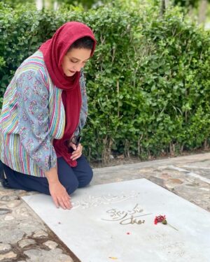 Shabnam Moghadami Instagram - .
بر مزار او،که نه فقط اعتبار ِموسیقی ِ ایرانی،که افتخار ِمردم ایران است و خود خویشتن را خاک ِ پای ِ مردم ِ ایران می‌‌خواند.چنان‌که بر سنگ ِ مزارش نگاشته‌اند…
.
خراسان.توس.تیرماه ۱۴۰۳ خورشیدی.
.
عکس‌ها از #محمد_معتضدی عزیز
.
#محمد_رضا_شجریان 
#خسرو_آواز_ایران
.
@mohamad.motazedi