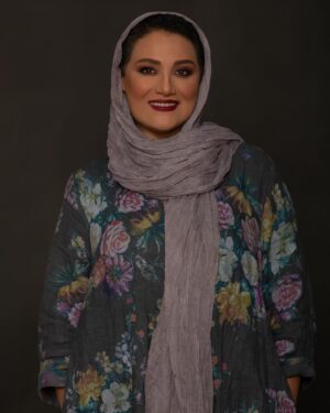 Shabnam Moghadami Instagram - .
بی‌امید به روشنی …بی‌عشق و بی‌لبخند،بهتر است جانم را دو دستی تقدیم مرگ کنم!
همین و تمام.
.
#زندگی
#امید
.
با سپاس از استودیو فالی‌فیلم،برای عکس.
@falifilm