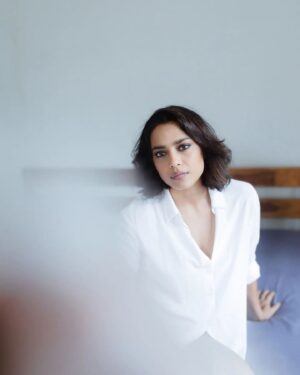 Shahana Goswami Instagram - Cream and White,
Shadows and Light,
Be your Best,
Be your Bright ! 

HMU - @mansimao 
Photographer - @portraitsbybalvindersingh 
Styling concept - Denim and White
Space - Home
