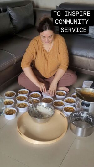 Shalini Kapoor Instagram - I KNOW A LOT OF YOU BEAUTIFUL PEOPLE THINK OF DOING COMMUNITY SERVICE IN SOME WAY OR THE OTHER.....SOME ARE IN SNOOZE MODE BUT WANT TO DO IT..🥰🥰

THIS POST IS TO INSPIRE YOU TO GET OUT OF YOUR SNOOZE MODE AND REACH OUT TO THOSE WHO NEED YOU CONSTANTLY...🏃‍♂️👟🪜

FOR ME COOKING IS A PASSION AND SO THIS IS MY WAY OF THANKSGIVING N REACHING OUT...🍓🍒🍑🍊🍉🍈🍇🍎

WHAT'S YOURS.....?
