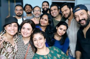 Shalini Kapoor Instagram - ABOUT LAST NIGHT........🥰🥰🥰🥰🥰

DOSTI KARNE WAALO KI KAMI NAHI HAI SAHEB.....
AKAAL TO NIBHANE WAALO KA PADA HAI........🥰🥰🥰🥰

@malinikapoor 
@realhinakhan 
@rockyj1 
@rohitsagar16 
@dinojms 
@khansome 
@therealdivyajames 
@ajaysharma_act 
@harry