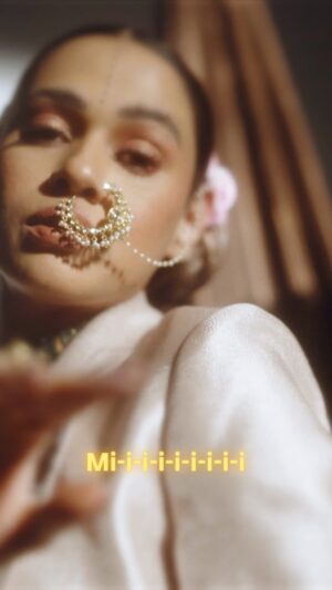 Shalmali Kholgade Instagram - मराठी माणूस..! कसं वाटतय गाणं ?
Bringing Afro to Indie Marathi 😎❤️ So proud of this record!!

#Follow #IndieMarathi