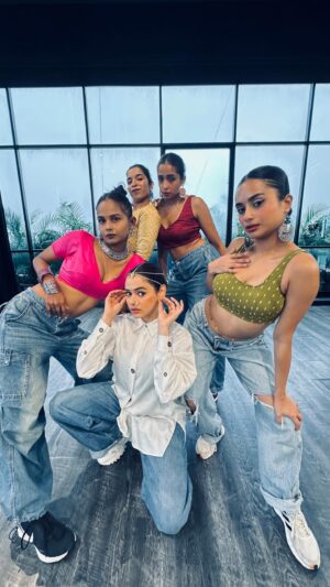 Shalmali Kholgade Instagram - Do you FOLLOW? 🔥🔥🔥
———
Choreography : @yasshkadamm
Music : @shalmiaow @bebhumika @pixlpxl 
Dancers : @sanskariaf @nayanaaa__10 @salonichhabra @aankitaguptaa 
Videography : @ishabalphotography