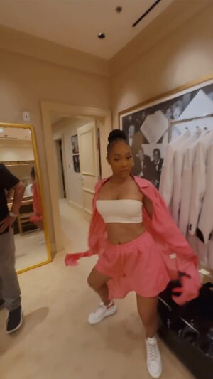 Shamari DeVoe Instagram - Here’s a little BTS of how I get pumped up to see @BigRonDeVoe perform before @NewEdition hits the stage. This is my secret routine 😂 Shhh, don’t tell nobody!  #BehindTheScenes #ShowPrep #NewEdition