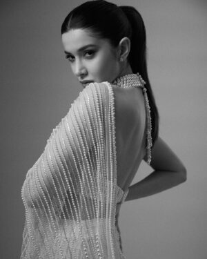 Shanaya Kapoor Instagram - dripping in 100,000 pearls!🤍 (literally🤭!!)
@manishmalhotraworld @sashajairam 

styling: @tanghavri @esther_pinto98 @niharikavaggarwal 
makeup: @sahithya.shetty @mynykaa @charlottetilbury 
hair: @souravv_roy_