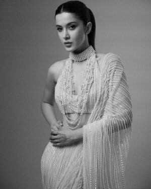 Shanaya Kapoor Instagram - dripping in 100,000 pearls!🤍 (literally🤭!!)
@manishmalhotraworld @sashajairam 

styling: @tanghavri @esther_pinto98 @niharikavaggarwal 
makeup: @sahithya.shetty @mynykaa @charlottetilbury 
hair: @souravv_roy_