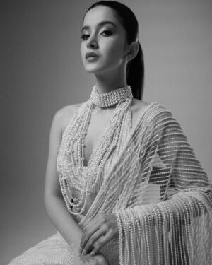 Shanaya Kapoor Instagram - dripping in 100,000 pearls!🤍 (literally🤭!!)
@manishmalhotraworld @sashajairam 

styling: @tanghavri @esther_pinto98 @niharikavaggarwal 
makeup: @sahithya.shetty @mynykaa @charlottetilbury 
hair: @souravv_roy_