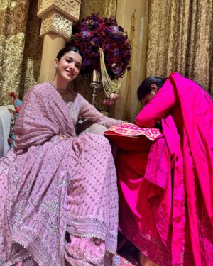 Shanaya Kapoor Instagram - mehendi today, memories forever! 🩷🩷🩷