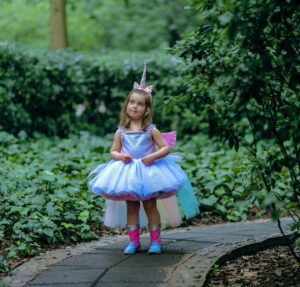 Shanik Aspe Instagram - Feliz cumpleaños adelantado mi princesa 👑 !  Para los que han seguido mis historias desde hace tiempo sabrán que el sueño máximo de mi Carlotta era ver un unicornio de verdad🦄. Incluso fue lo único que le pidió a santa claus en navidad , pero no sucedió 😔 . Algunos adultos y uno que otro niño le dijeron que los unicornios no existían y que era muy infantil creer en ello ( Que bueno que lo sea a los 3 años ¿ no ? ) . Tuvimos varias pláticas al respecto y mi respuesta siempre fue que no dejara de soñar porque si algo tengo claro es que de alguna u otra manera los sueños si se hacen realidad para aquellos que deciden creer . 🦄❤️ Carlotta nunca dejes de soñar ! 

Está pequeña unicornia estuvo contenta , muy bien cuidada y protegida.  El amor y respeto hacia los animales y la naturaleza también es parte de nuestra enseñanza como padres . 
Gracias @gabyaranda__ por capturar este y tantos momentos tan especiales de nuestra vida . No solo es tu trabajo como fotógrafa sino tu calidez humana la que hace que cada sesión de fotos sea hermosa . 

Gracias @sofiasclosetmx por el vestido y zapatos de princesa uniconrnio más bonito que he visto .

Las botas más cool @picarretta