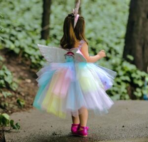 Shanik Aspe Instagram - Feliz cumpleaños adelantado mi princesa 👑 !  Para los que han seguido mis historias desde hace tiempo sabrán que el sueño máximo de mi Carlotta era ver un unicornio de verdad🦄. Incluso fue lo único que le pidió a santa claus en navidad , pero no sucedió 😔 . Algunos adultos y uno que otro niño le dijeron que los unicornios no existían y que era muy infantil creer en ello ( Que bueno que lo sea a los 3 años ¿ no ? ) . Tuvimos varias pláticas al respecto y mi respuesta siempre fue que no dejara de soñar porque si algo tengo claro es que de alguna u otra manera los sueños si se hacen realidad para aquellos que deciden creer . 🦄❤️ Carlotta nunca dejes de soñar ! 

Está pequeña unicornia estuvo contenta , muy bien cuidada y protegida.  El amor y respeto hacia los animales y la naturaleza también es parte de nuestra enseñanza como padres . 
Gracias @gabyaranda__ por capturar este y tantos momentos tan especiales de nuestra vida . No solo es tu trabajo como fotógrafa sino tu calidez humana la que hace que cada sesión de fotos sea hermosa . 

Gracias @sofiasclosetmx por el vestido y zapatos de princesa uniconrnio más bonito que he visto .

Las botas más cool @picarretta