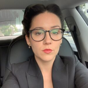 Shannon Woodward Instagram - one time I went to dry bar and asked them to make me “look like I am a damsel in columbo” and this is what happened