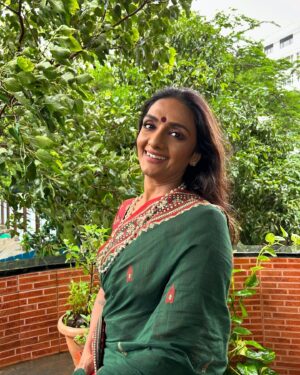Shanti Priya Instagram - Moods💚♥️

📸:- @khushithapa.20 

{shanthipriya,shanthi priya.moods,green,rain,dance, climate,balcony,environment}

#nationalhandloomday2024 #nationalhandloomday