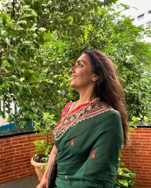 Shanti Priya Instagram - Moods💚♥️

📸:- @khushithapa.20 

{shanthipriya,shanthi priya.moods,green,rain,dance, climate,balcony,environment}

#nationalhandloomday2024 #nationalhandloomday