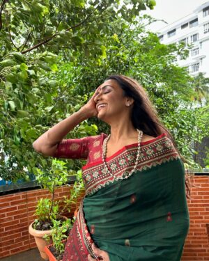 Shanti Priya Instagram - Moods💚♥️

📸:- @khushithapa.20 

{shanthipriya,shanthi priya.moods,green,rain,dance, climate,balcony,environment}

#nationalhandloomday2024 #nationalhandloomday