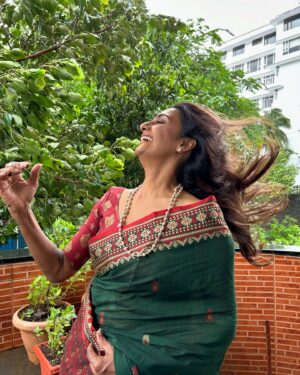 Shanti Priya Instagram - Moods💚♥️

📸:- @khushithapa.20 

{shanthipriya,shanthi priya.moods,green,rain,dance, climate,balcony,environment}

#nationalhandloomday2024 #nationalhandloomday