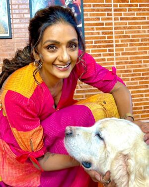 Shanti Priya Instagram - I had a ruff day 🐾🐶with my @whysodanny6 

HUM yours truly :- @shanthipriya333
Outfit by :- @chidiyaaonline 

📸:- @khushithapa.20 

{shanthipriya,shanthi Priya ,actor,model,dancer,pet,happy hour,home,Multi colour}