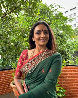 Shanti Priya Instagram - Moods💚♥️

📸:- @khushithapa.20 

{shanthipriya,shanthi priya.moods,green,rain,dance, climate,balcony,environment}

#nationalhandloomday2024 #nationalhandloomday