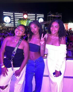 Sharam Diniz Instagram - Último show do verão @osoldacaparicafestival ☀️ 
Com a melhor companhia 3x❤️