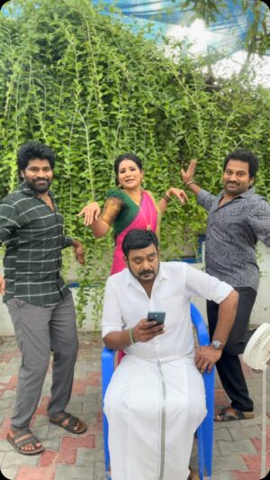 Sharanya Turadi Instagram - Siragadippom Naanga! 😂

With our Thalaivar @stalinmuthu27 🙏🤩

#pandianstores