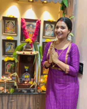 Sharanya Turadi Instagram - Life la First ever Varalakshmi poojai  with him🙏 😍 
Terinja varaikum kumbitaachu 😝🙈
Love n blessings to y’all my kanmanies 🧚‍♀️