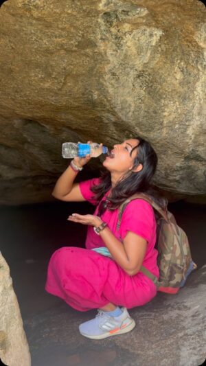 Sharanya Turadi Instagram - Nature always find its way 🌏
செஞ்சிக் கோட்டையின் இயற்கையான சுனை நீர் 💧😍
நீங்க யாராச்சும் இதுபோல ஊற்றுத்தண்ணீர் குடிச்சு இருக்கிங்களா?