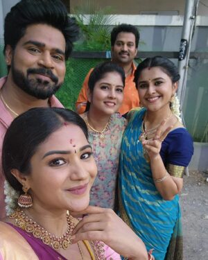 Sharanya Turadi Instagram - On-screen la eppadiyo but Offscreen la eppovum loves than 🤗 
Pandian stores family ❤️🧿🙏

Missed my bois Kathir,Senthil, and Meena in this dump. Will post in the coming ones 🫶
#pandianstores