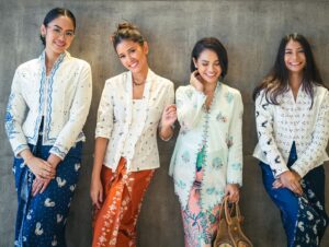 Shareefa Daanish Instagram - Kebaya Indonesia itu lekat akan guyub perempuan. Karakternya beda-beda, pembawaannya beda-beda, kebayanya pun beda-beda. Tapi tetap nggak bisa dipungkiri, kebaya selalu membuat perempuan percaya diri 🫶🏻

Selamat Hari Kebaya Nasional, teman-teman 🇮🇩💕 Pada pake kebaya apa nii dari kemarin? 

📸: @davylinggar 
🪄: @chitras
