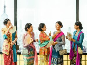 Shareefa Daanish Instagram - Kebaya Indonesia itu lekat akan guyub perempuan. Karakternya beda-beda, pembawaannya beda-beda, kebayanya pun beda-beda. Tapi tetap nggak bisa dipungkiri, kebaya selalu membuat perempuan percaya diri 🫶🏻

Selamat Hari Kebaya Nasional, teman-teman 🇮🇩💕 Pada pake kebaya apa nii dari kemarin? 

📸: @davylinggar 
🪄: @chitras
