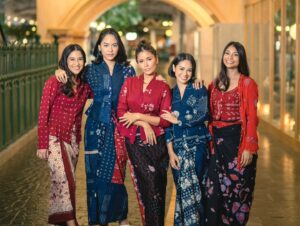Shareefa Daanish Instagram - Kebaya Indonesia itu lekat akan guyub perempuan. Karakternya beda-beda, pembawaannya beda-beda, kebayanya pun beda-beda. Tapi tetap nggak bisa dipungkiri, kebaya selalu membuat perempuan percaya diri 🫶🏻

Selamat Hari Kebaya Nasional, teman-teman 🇮🇩💕 Pada pake kebaya apa nii dari kemarin? 

📸: @davylinggar 
🪄: @chitras
