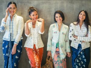 Shareefa Daanish Instagram - Kebaya Indonesia itu lekat akan guyub perempuan. Karakternya beda-beda, pembawaannya beda-beda, kebayanya pun beda-beda. Tapi tetap nggak bisa dipungkiri, kebaya selalu membuat perempuan percaya diri 🫶🏻

Selamat Hari Kebaya Nasional, teman-teman 🇮🇩💕 Pada pake kebaya apa nii dari kemarin? 

📸: @davylinggar 
🪄: @chitras