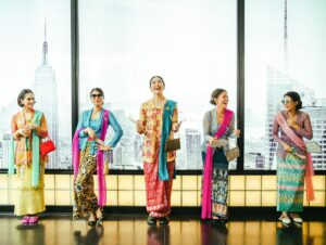 Shareefa Daanish Instagram - Kebaya Indonesia itu lekat akan guyub perempuan. Karakternya beda-beda, pembawaannya beda-beda, kebayanya pun beda-beda. Tapi tetap nggak bisa dipungkiri, kebaya selalu membuat perempuan percaya diri 🫶🏻

Selamat Hari Kebaya Nasional, teman-teman 🇮🇩💕 Pada pake kebaya apa nii dari kemarin? 

📸: @davylinggar 
🪄: @chitras