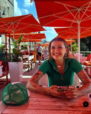 Sharlota Instagram - #justchillin 🧡💚