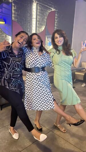 Sharmishtha Raut Instagram - बिग बॉस मराठी च्या घरात मेघा सई आणि पुष्की  हा ट्रायो सगळ्यांनाच माहिती होता पण नंतर तयार झालेली  ही एक गोड मैत्री तुम्हाला माहिती होती का ?! नाही ना पण हो ती होती . आणि ही मैत्री एकमेकांसाठी खूप मोठा आधार होती ..!!! Thank you Shama & Smita for being there with Me . Love you Both 🫶🏻💕 #happyfriendshipday #allaboutlastnight #friendship #biggbossmarathi @sharmishtharaut @smita.gondkar