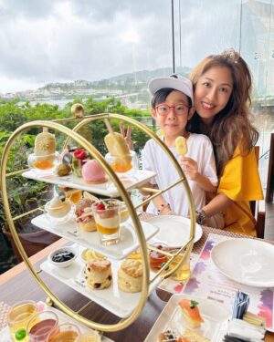Sharon Chan Man-Chi Instagram - 兩兄妹一齊放暑假👏
今次我哋帶埋子樂同Jaco
去愉景灣吃喝玩樂
佢哋開心到唔捨得走😍
@joelshanchung 
@jaco_chan_aj 
@chiloklui 

Special Thanks 🙌
@aubergedbay 
@visitdiscoverybay 
@epiclandhk 
@kiztopiahk 
@joo.db.hk 
@olivioandco_hk 
@onadbhk 
#splashtopia 
#愉景灣彈游夏日嘉年華
#kiztopia
