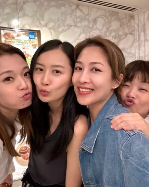 Sharon Chan Man-Chi Instagram - 2011年的我們
因為拍 <東西宮略> 結緣
我哋嘅友誼從那天起
到現在
也沒有變過
我哋好掛住嘅法拉
終於返嚟啦
今次仲要係東宮娘娘召集回宮
我哋二話不說
即刻飛出嚟見呢位幸福媽媽🥰
今晚大王要拍劇所以未能齊人
咁我哋又可以搵多次藉口再出嚟啦！
見到個個都幸福快樂健康平安
我已經好開心❤️😙

@falachenfala 
@kittyyuen 
@konniecrab 
@yuenlouis 
@onjai109