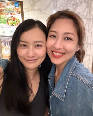 Sharon Chan Man-Chi Instagram - 2011年的我們
因為拍 <東西宮略> 結緣
我哋嘅友誼從那天起
到現在
也沒有變過
我哋好掛住嘅法拉
終於返嚟啦
今次仲要係東宮娘娘召集回宮
我哋二話不說
即刻飛出嚟見呢位幸福媽媽🥰
今晚大王要拍劇所以未能齊人
咁我哋又可以搵多次藉口再出嚟啦！
見到個個都幸福快樂健康平安
我已經好開心❤️😙

@falachenfala 
@kittyyuen 
@konniecrab 
@yuenlouis 
@onjai109