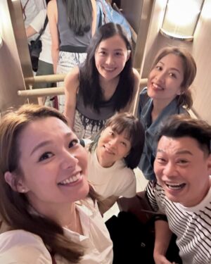 Sharon Chan Man-Chi Instagram - 2011年的我們
因為拍 <東西宮略> 結緣
我哋嘅友誼從那天起
到現在
也沒有變過
我哋好掛住嘅法拉
終於返嚟啦
今次仲要係東宮娘娘召集回宮
我哋二話不說
即刻飛出嚟見呢位幸福媽媽🥰
今晚大王要拍劇所以未能齊人
咁我哋又可以搵多次藉口再出嚟啦！
見到個個都幸福快樂健康平安
我已經好開心❤️😙

@falachenfala 
@kittyyuen 
@konniecrab 
@yuenlouis 
@onjai109