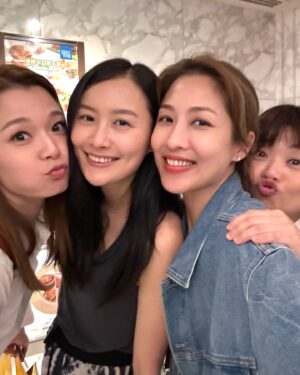 Sharon Chan Man-Chi Instagram - 2011年的我們
因為拍 <東西宮略> 結緣
我哋嘅友誼從那天起
到現在
也沒有變過
我哋好掛住嘅法拉
終於返嚟啦
今次仲要係東宮娘娘召集回宮
我哋二話不說
即刻飛出嚟見呢位幸福媽媽🥰
今晚大王要拍劇所以未能齊人
咁我哋又可以搵多次藉口再出嚟啦！
見到個個都幸福快樂健康平安
我已經好開心❤️😙

@falachenfala 
@kittyyuen 
@konniecrab 
@yuenlouis 
@onjai109