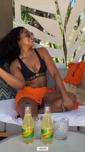 Sharon Ooja Instagram - Schweppes time any where in the world for me is the best time !!! We are bubbly we are fun we are happy!! We are fit too🤣🤣🤣 we are born social @schweppesng 😬❤️ #schweppes #bornsocial #schweppesqueen Ps shout out to my camera man my odogwu 😍