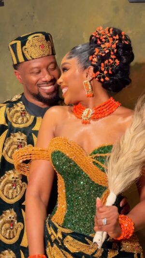 Sharon Ooja Instagram - SON that’s my initials mother of kings ❤️

Bridal stylist: @dahmola
Makeup artist: @bibyonce
Gele: @taiwos_touch
Hair: @adefunkeee
Brides outfit: @somobysomo
Brides jewelry: @gbengaartsmith 

Groom outfit: @atafo__
Groom cap: @atafo__