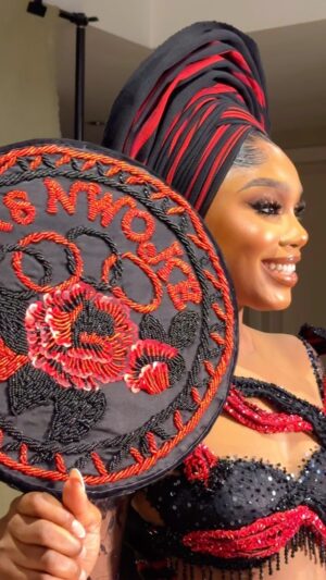 Sharon Ooja Instagram - Idoma at the core of me ❤️❤️ mrs Nwoke

Bridal stylist: @dahmola
Makeup artist: @bibyonce
Gele: @taiwos_touch
Hair: @adefunkeee
Brides outfit: @somobysomo
Video: @thedubem 
Brides jewelry: @fabjewels_official
Brides fan: @leolishartistry
Brides aso oke: @wovenmarketafrica
Groom outfit: @atafo__
Groom cap: @atafo__