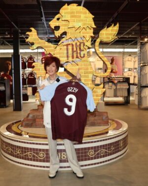 Sharon Osbourne Instagram - Our special guest: @sharonosbourne 🤩 and she found Ozzy’s Preds 😂
