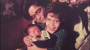 Shashank Arora Instagram - Isse acchi neend na aayi hogi kabhi. Ma holding my sister @chandniarora holding me. Photo by Pa. #happiestsunday #ever