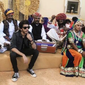 Shashank Arora Instagram - Asli kalakaaron ke saath chup chaap baith jaane ka. #bts Made in Heaven, Season 1.