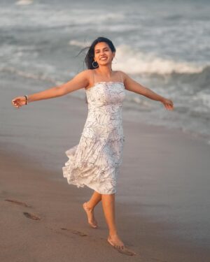 Shathiga Instagram - கொஞ்சம் கொஞ்சம்🤍
.
Shot by @mk_portraitz 
Outfit @label_natalia_livingston 
.
#shathiga#actor#tamil#beach#beachgirl#white#photoshoot#photography#potraitphotography#chennai
